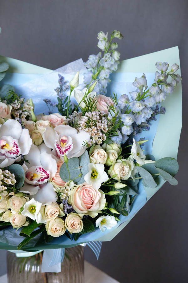 Букет с орхидеями, дельфиниумами и кремовыми розами (1)