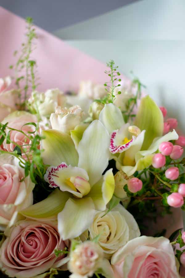 Букет с розовым гиперикумом, розами и салатовой орхидеей (1)
