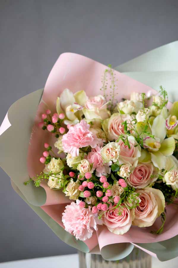 Букет с розовым гиперикумом, розами и салатовой орхидеей (5)