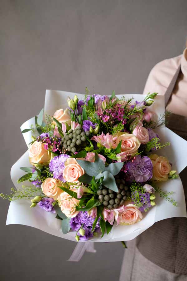 Букет с сиреневым диантусом, брунией и персиковыми розами (3)