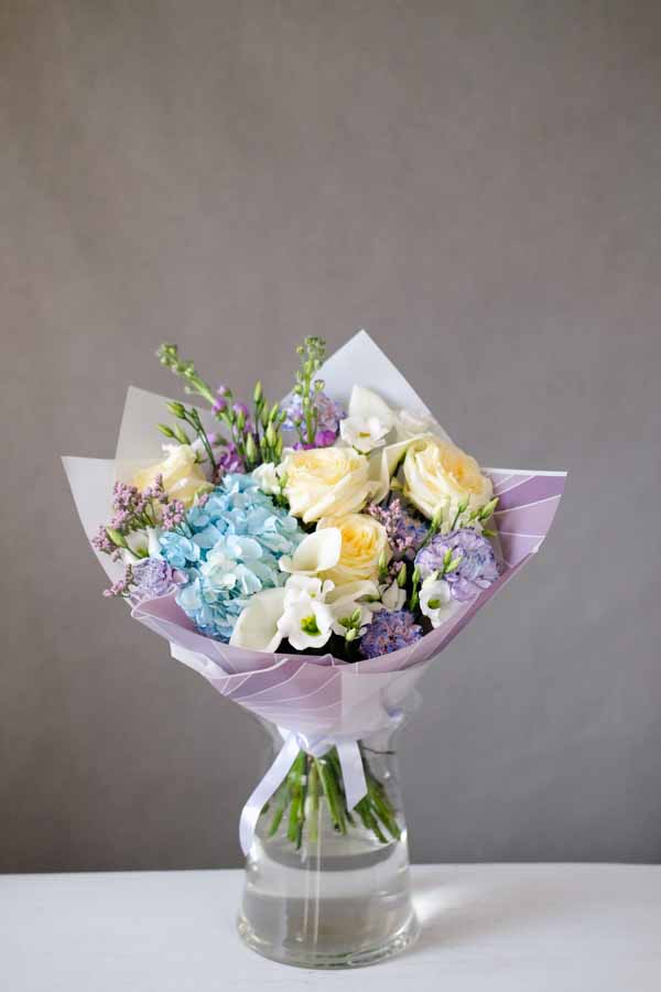Букетик с ярко-голубой гортензией, лимониумом и кремовыми розами (2)