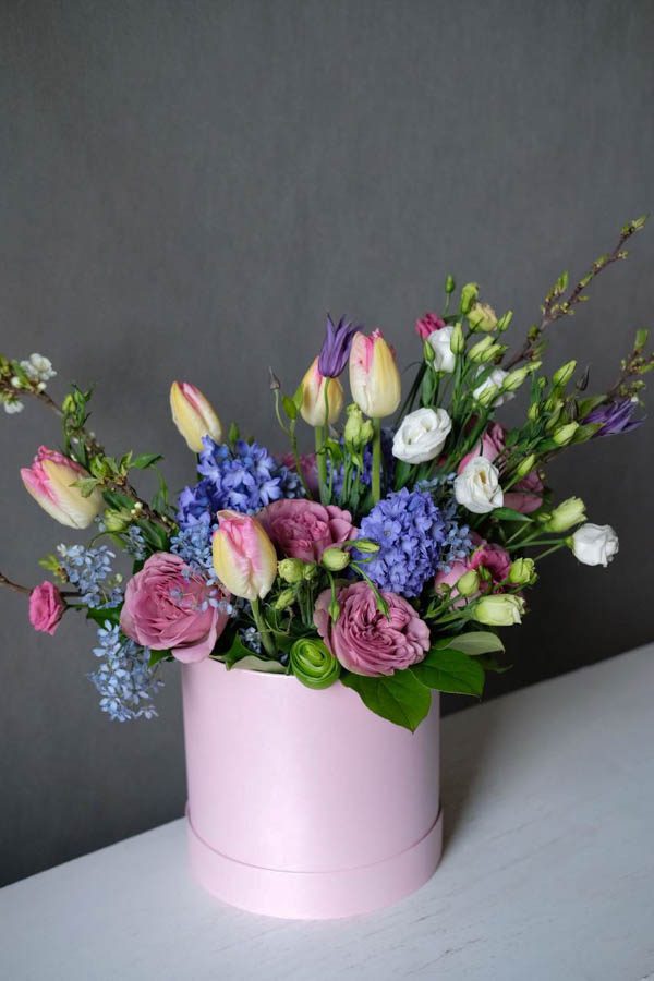 Композиция с синими гиацинтами, розами и тюльпанами (1)