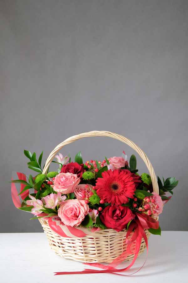 Контрастная корзина с красной герберой и розами (1)