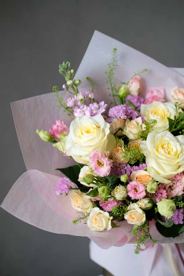 Лиловый букет с маттиолой и кремовой розой (1)
