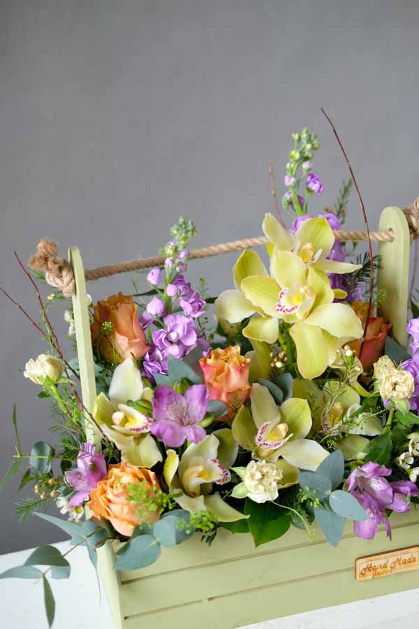 Майская композиция с салатовой орхидеей, альстромериями и лиловой маттиолой (5)