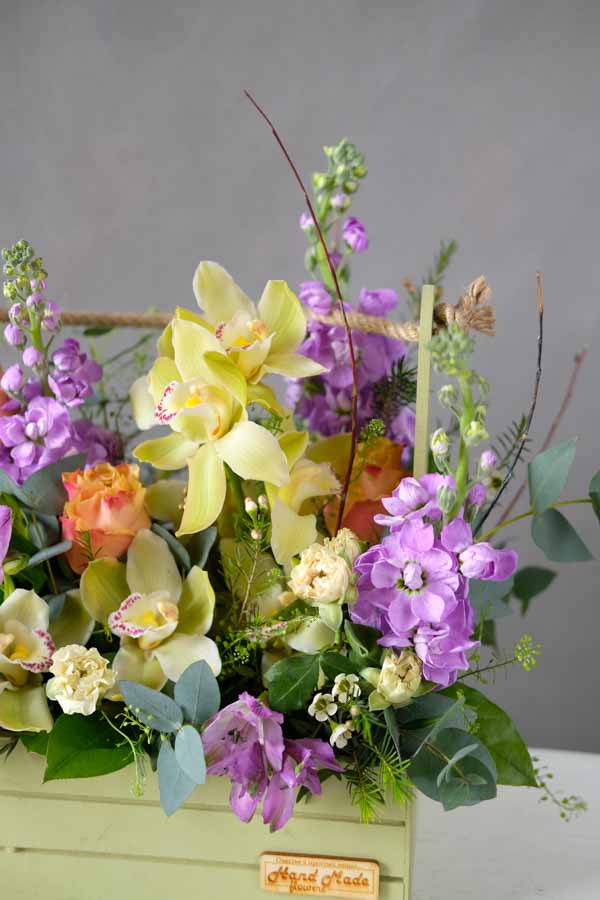 Майская композиция с салатовой орхидеей, альстромериями и лиловой маттиолой (6)