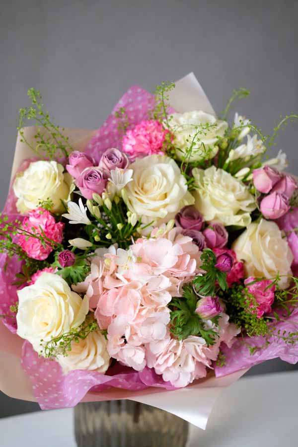 Милый букет с нежно-розовой гортензией и кремовыми розами (1)