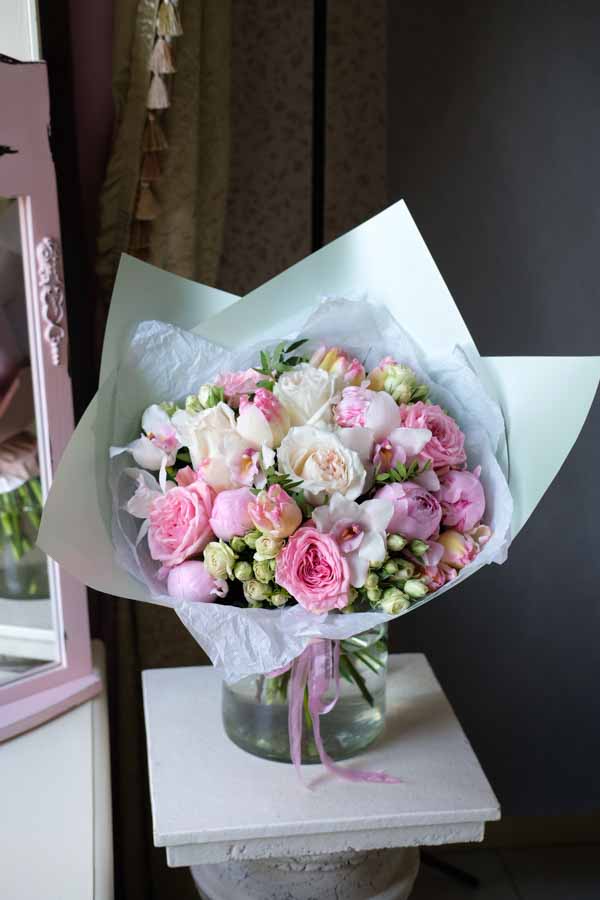 Нежно-розовый букет с пионами, розами и орхидеями (2)