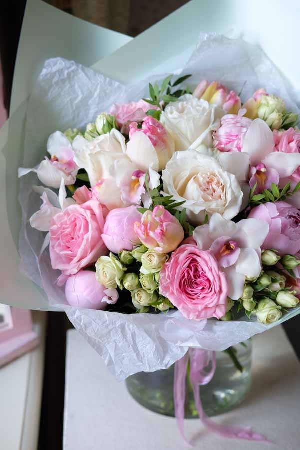 Нежно-розовый букет с пионами, розами и орхидеями (3)