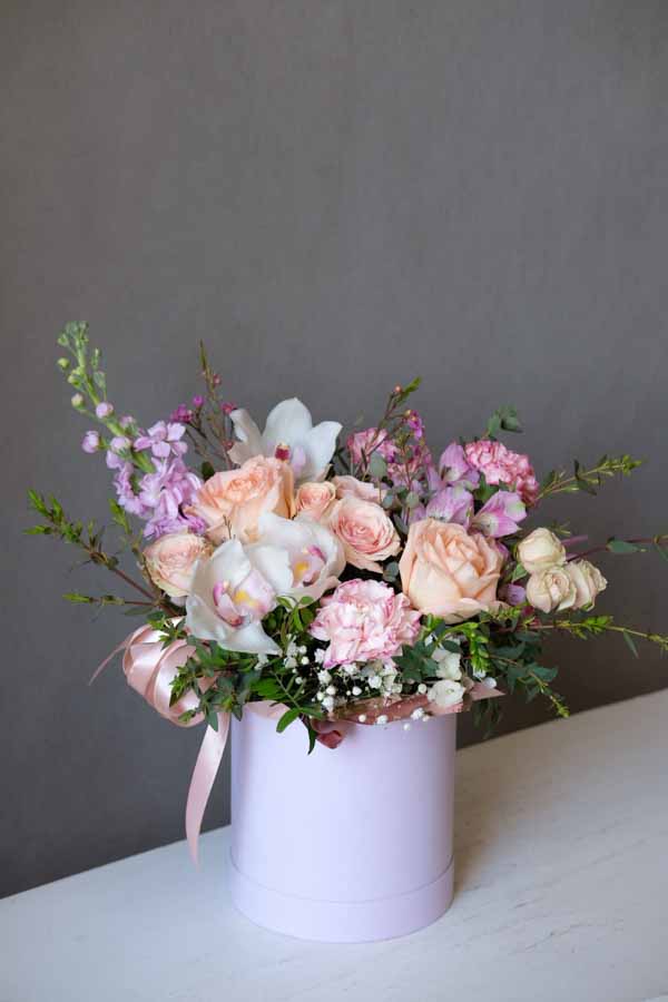Розовая композиция с маттиолой и орхидеями