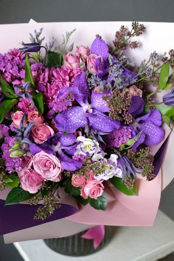 Фиолетовый букет с орхидеей Ванда и клематисами (2)