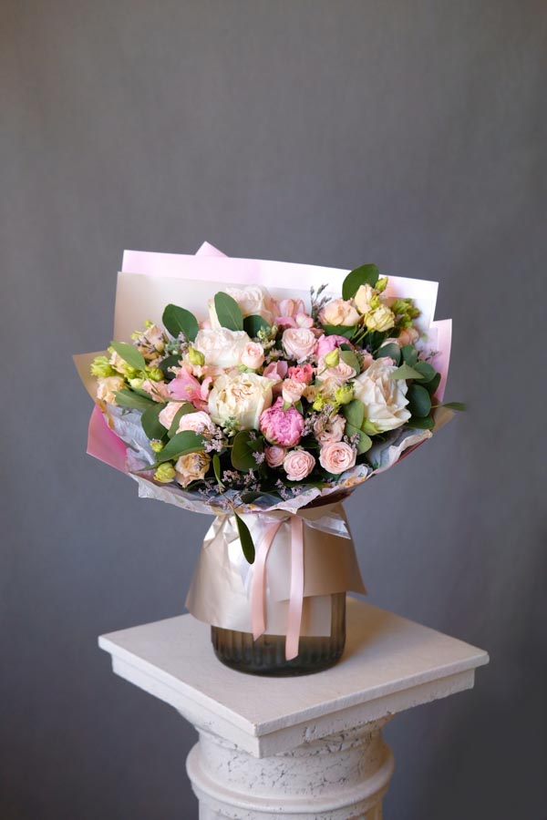 Нежнейший букет с пионами, эустомой и бархатными белыми розами (1)