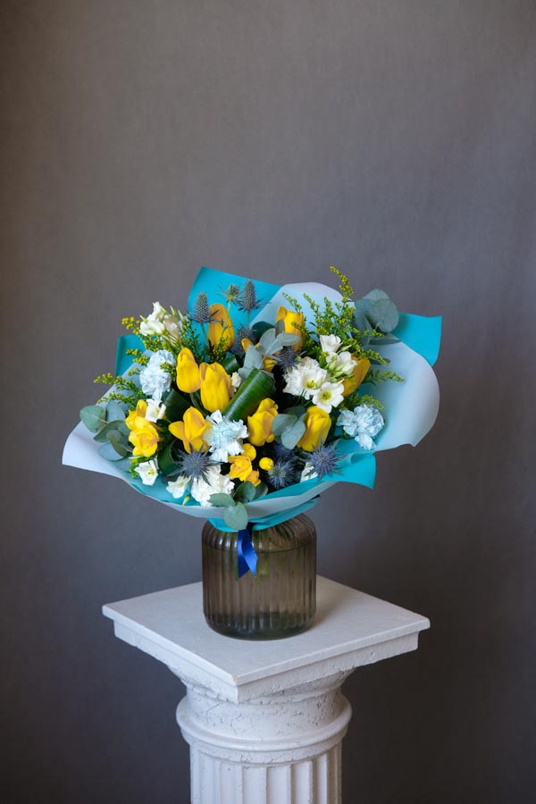 Яркий букет с желтыми тюльпанами и эрингиумом (1)