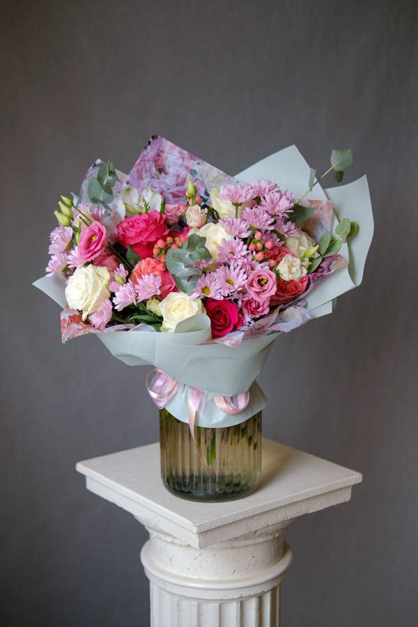Букет с розами кустовой хризантемой и эустомой 1