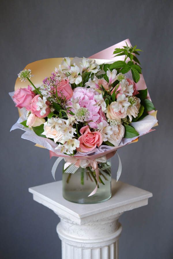 Букет с розовой гортензией, белой альстромерией и розами (2)