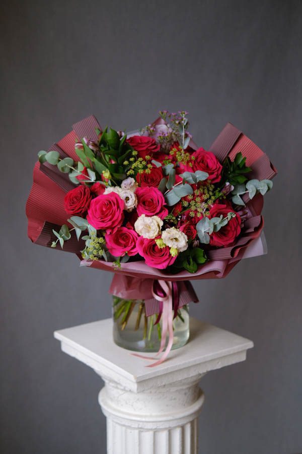 Красный букет с розами и эустомой в плотной упаковке (2)