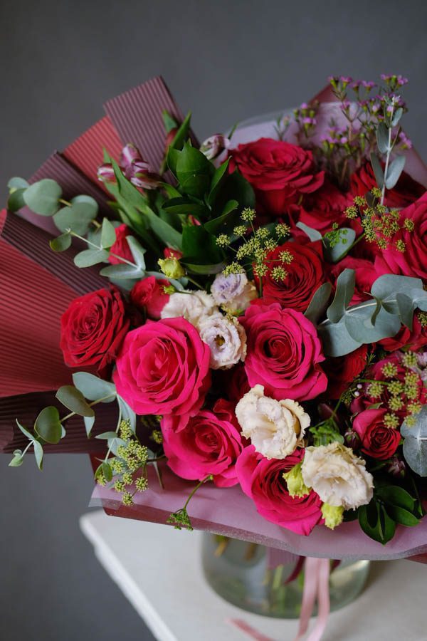 Красный букет с розами и эустомой в плотной упаковке (3)
