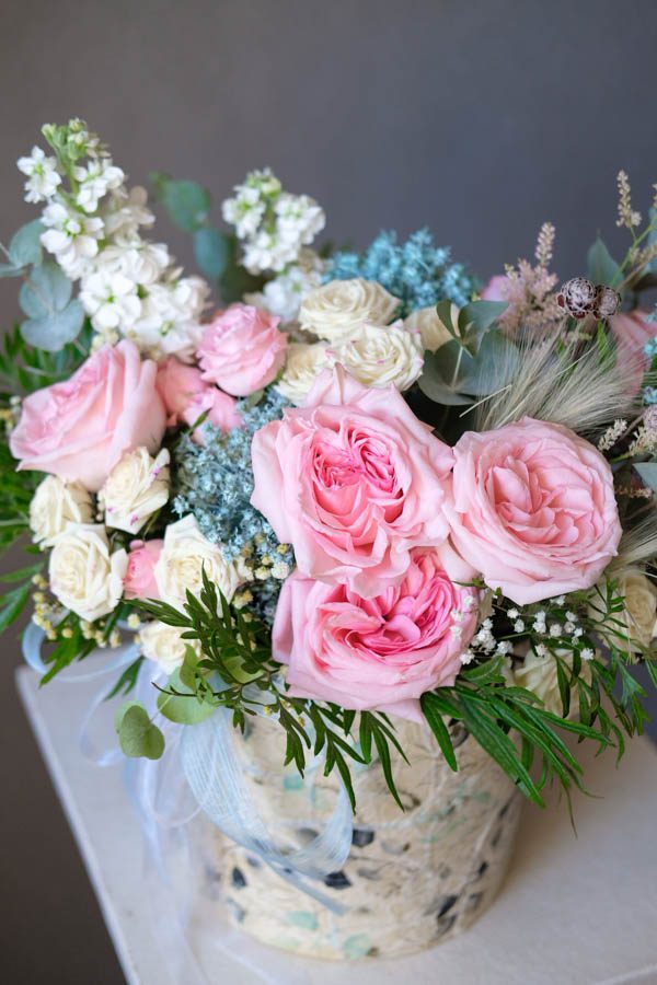 Милая композиция с розами и белой маттиолой (2)