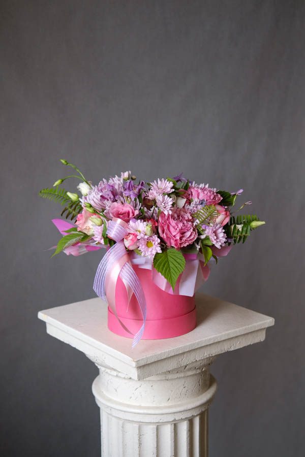 Нежная розовая композиция с пионовидными розами, клематисами и хризантемой (1)