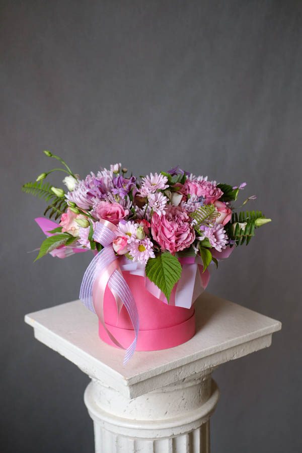 Нежная розовая композиция с пионовидными розами, клематисами и хризантемой (2)