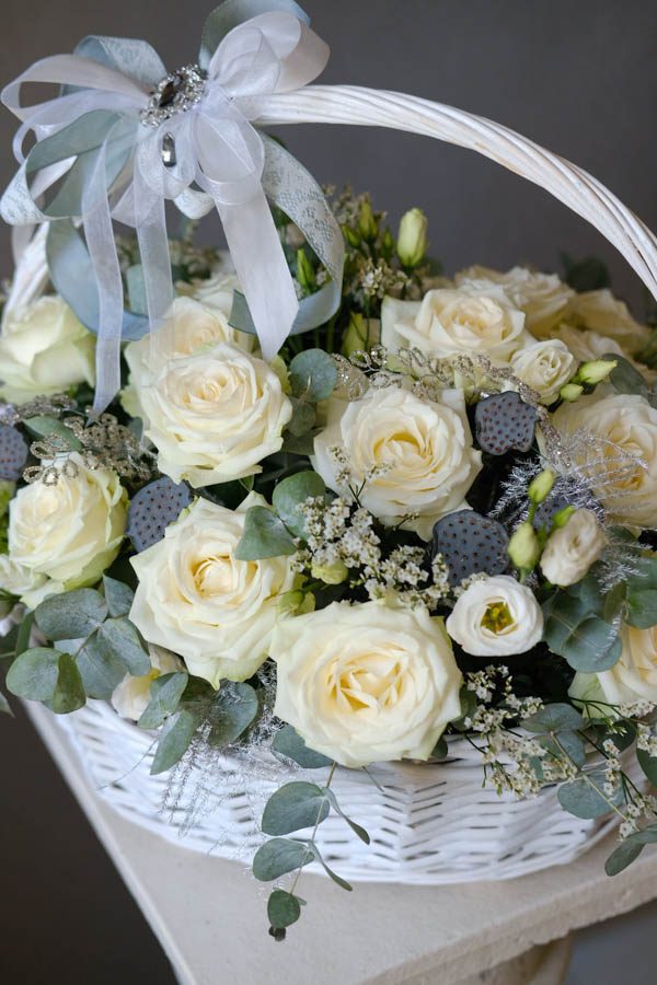 Плетеная корзина с белыми розами, коробочками лотоса и эустомой (2)