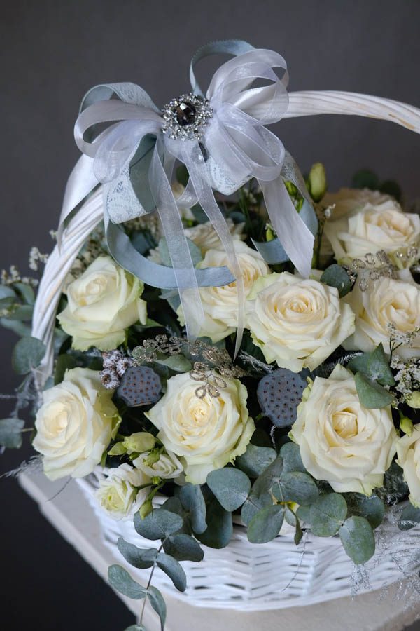 Плетеная корзина с белыми розами, коробочками лотоса и эустомой (3)