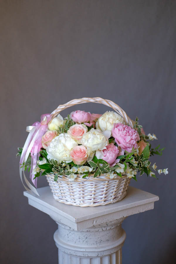 Плетеная корзина с пионами и персиковыми розами 1