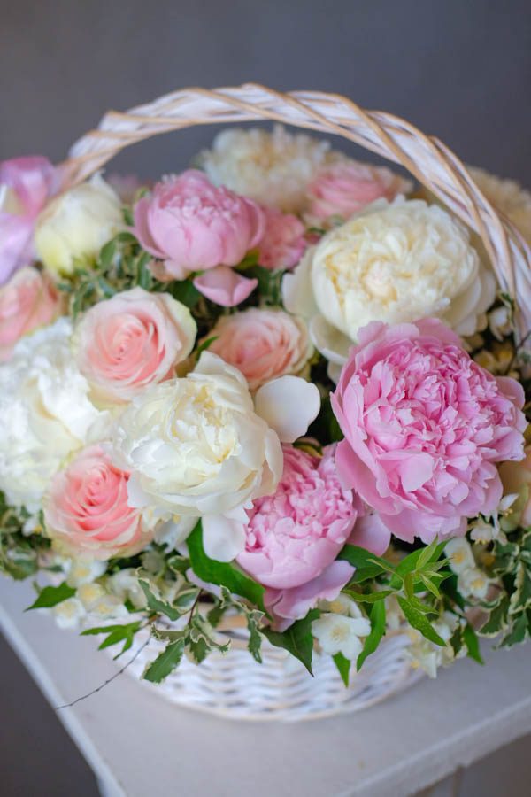 Плетеная корзина с пионами и персиковыми розами (2)