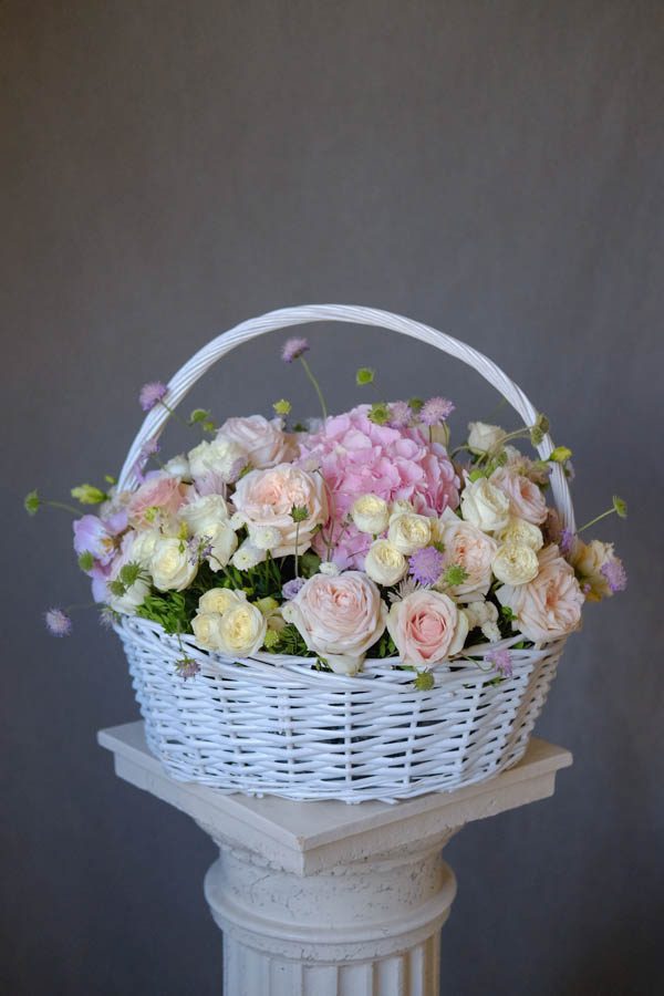 Плетеная корзина с розовой гортензией, кремовыми розами и мини-добавками (2)
