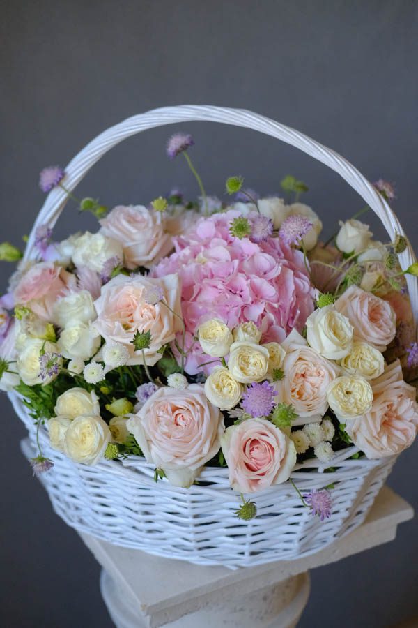Плетеная корзина с розовой гортензией, кремовыми розами и мини-добавками (3)