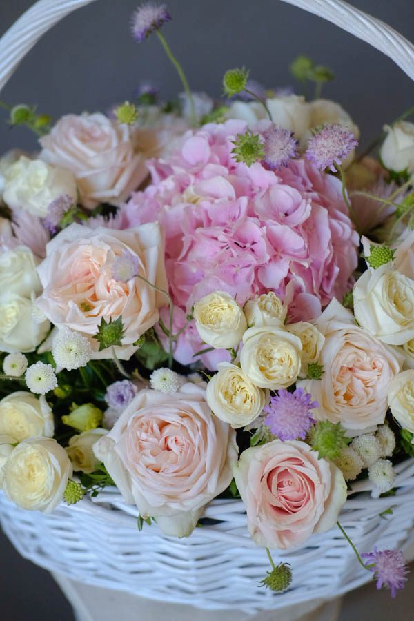 Плетеная корзина с розовой гортензией, кремовыми розами и мини-добавками (4)