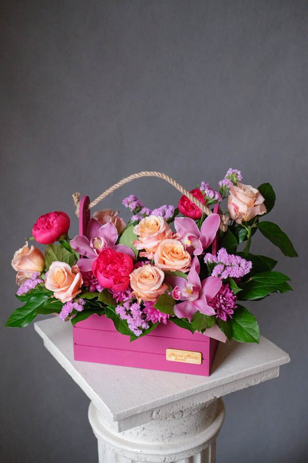 Розовая композиция с орхидеей и розами в ящичке 1