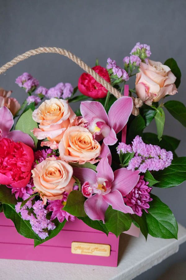 Розовая композиция с орхидеей и розами в ящичке (2)