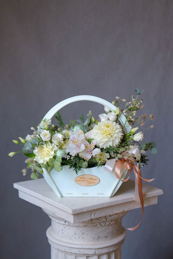 Белая композиция в кашпо-сумке с хризантемой, эустомой и альстромерией (1)