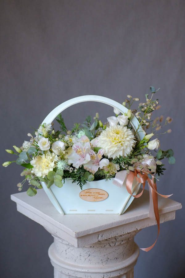 Белая композиция в кашпо-сумке с хризантемой, эустомой и альстромерией (2)