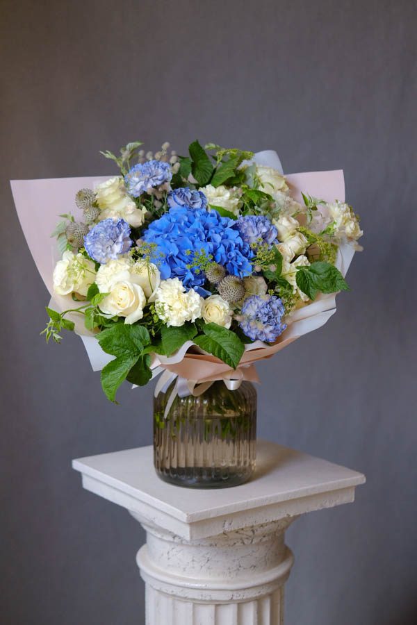 Летний букет с синей гортензией диантусом и бело салатовыми розами 1