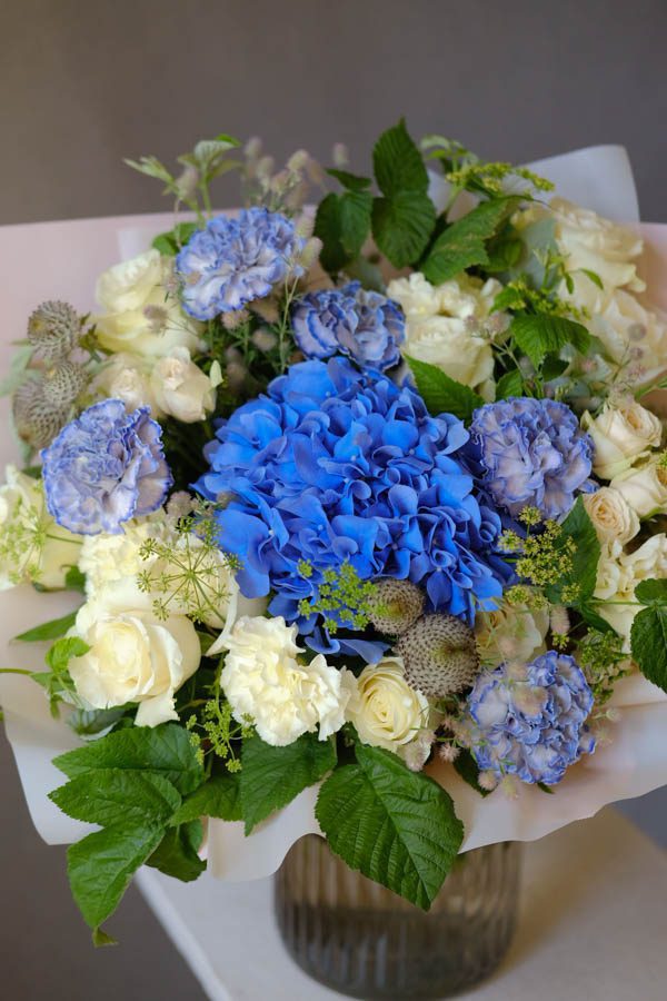 Летний букет с синей гортензией, диантусом и бело-салатовыми розами (2)