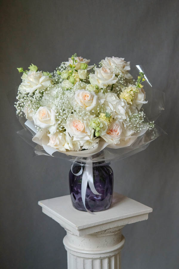 Нежный букет с кремовыми розами, белой гортензией и гипсофилой (1)