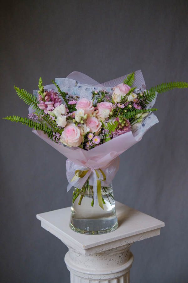 Нежный букет с розами, пышной маттиолой, фрезией и папоротником (1)