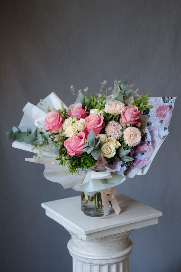 Объемный букет с розами и персиковой хризантемой 1