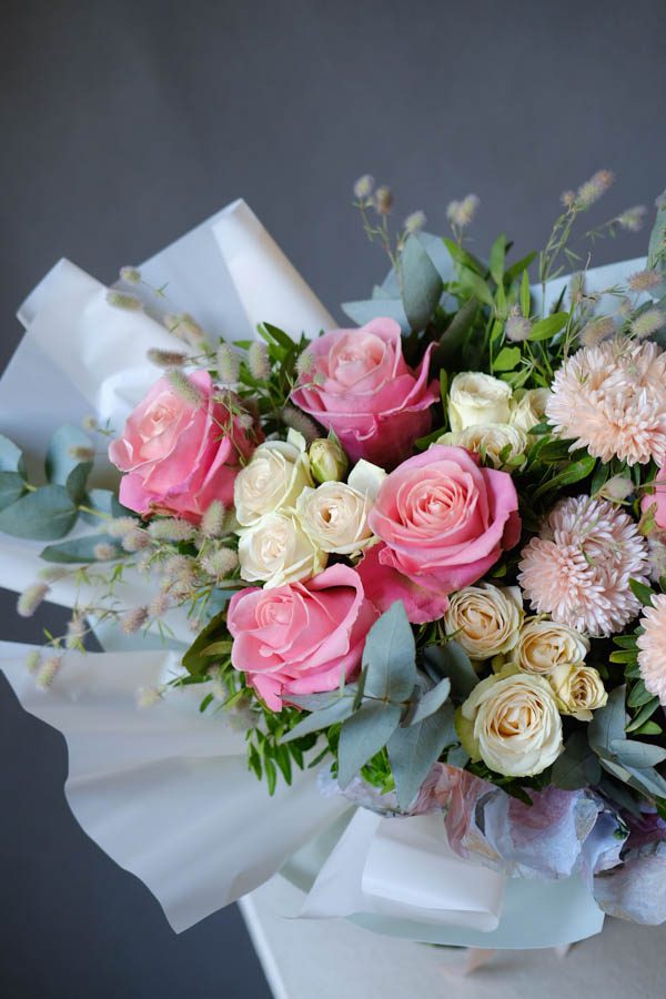 Объемный букет с розами и персиковой хризантемой (3)