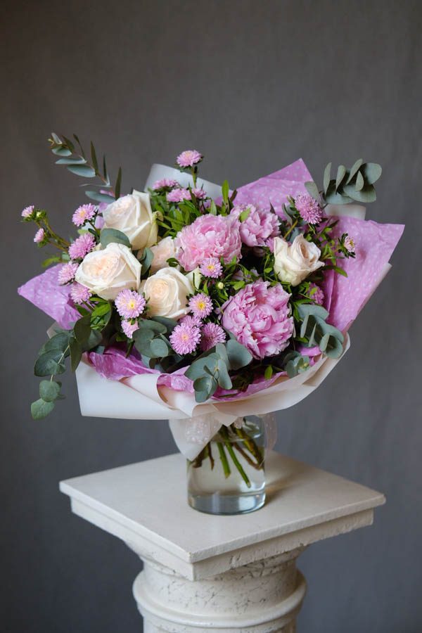 Пышный розовой букет с пионами кустовой хризантемой и розами 1