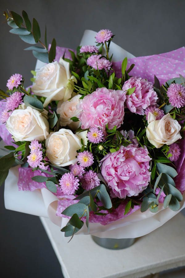 Пышный розовой букет с пионами, кустовой хризантемой и розами (2)