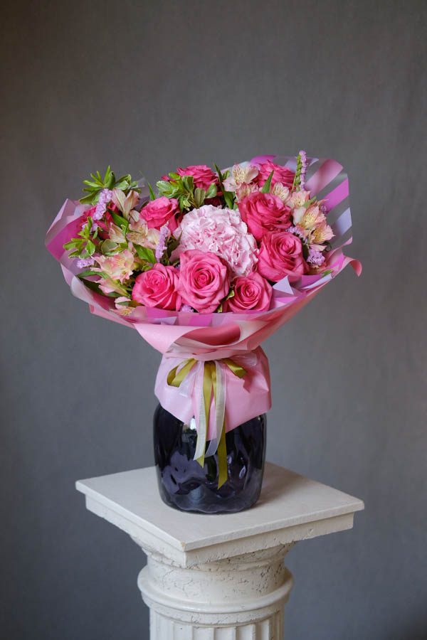 Яркий букет с малиновыми розами альстромерией и нежно розовой гортензией 1