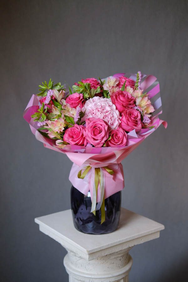 Яркий букет с малиновыми розами, альстромерией и нежно-розовой гортензией (2)