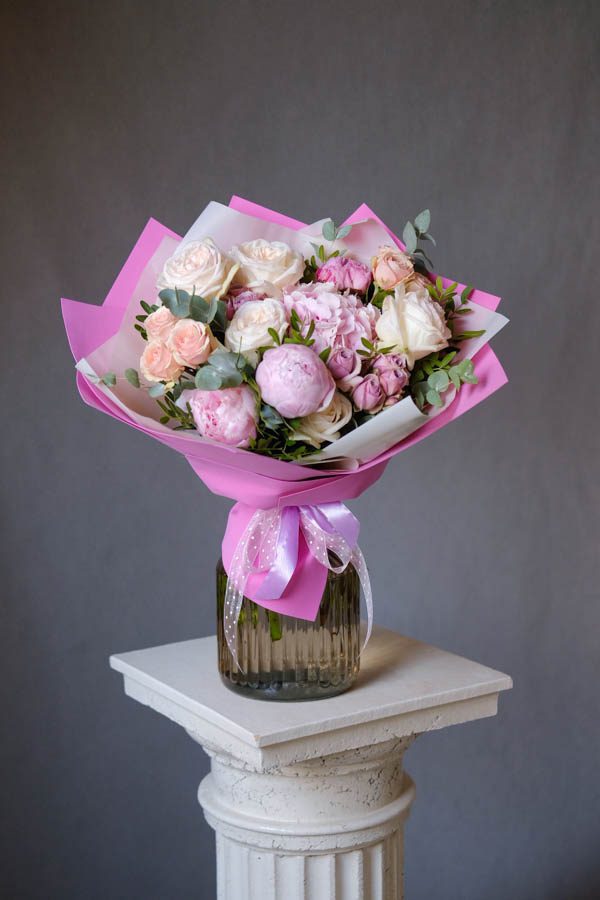 Яркий букет с малиновыми розами, альстромерией и нежно-розовой гортензией (4)