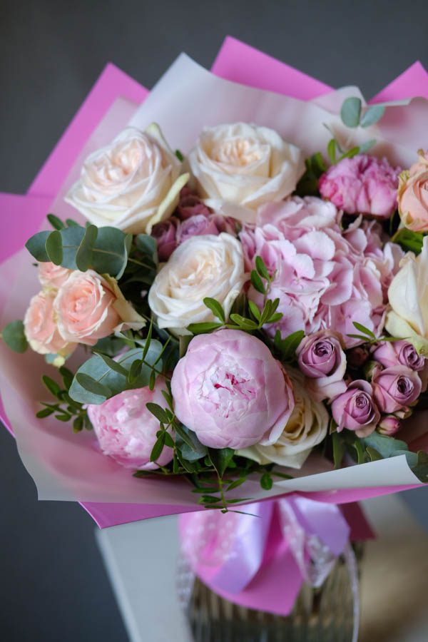 Яркий букет с малиновыми розами, альстромерией и нежно-розовой гортензией (5)