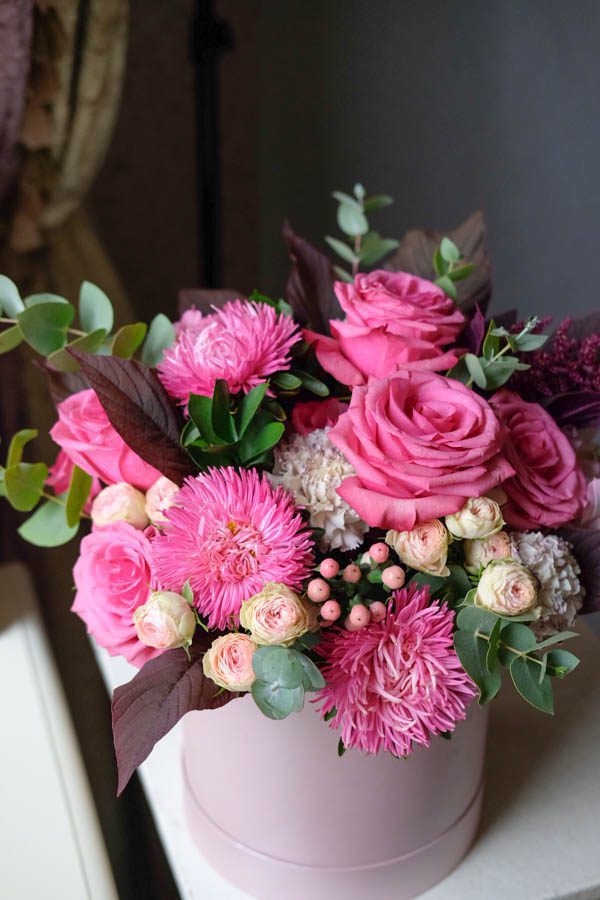 Ярко-розовая композиция с хризантемами, розами и гиперикумом (1)