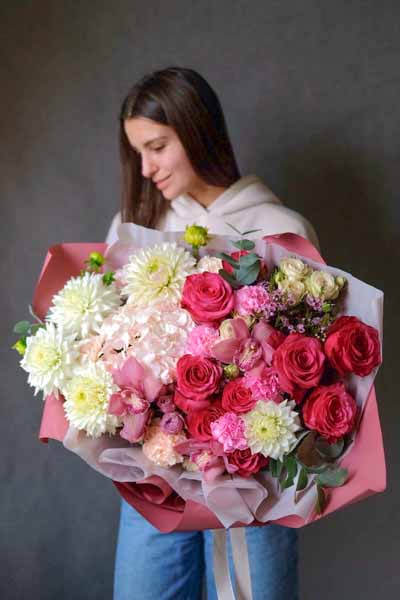 Большой бело-розовый букет с крупными георгинами, орхидеей, яркими розами и диантусом (1)
