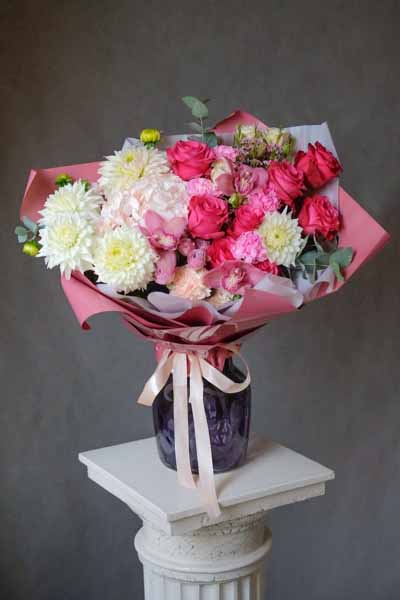 Большой бело-розовый букет с крупными георгинами, орхидеей, яркими розами и диантусом (2)